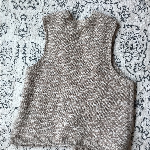 Gap Vest • Your new favorite winter item - Picture 4 of 5